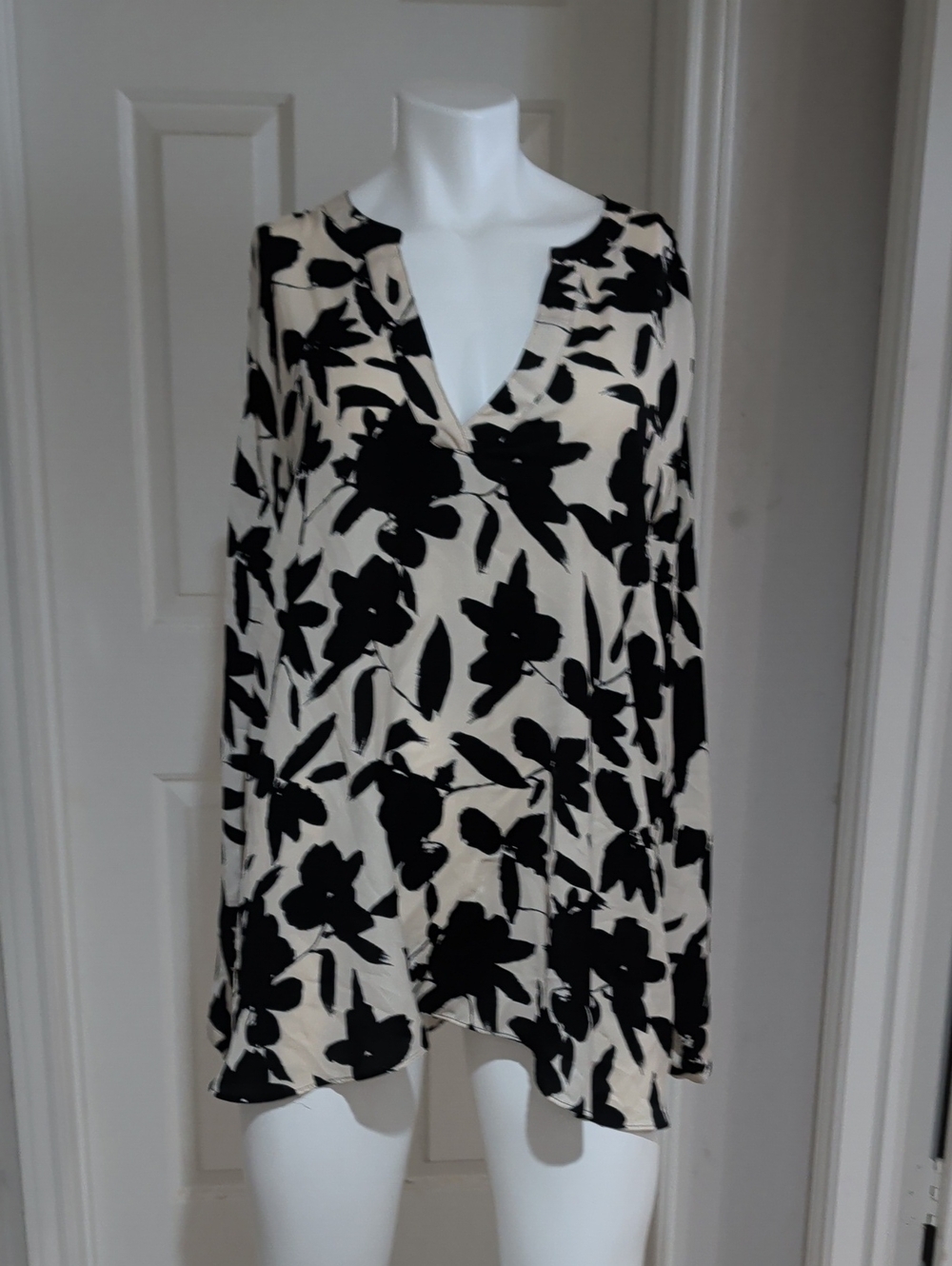 Ava & Viv Black Floral Print Long Sleeve V-Neck Blouse on Cream Women's 4X